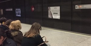 Publicidad valla metro Valencia – Roa Indumentaria rebajas